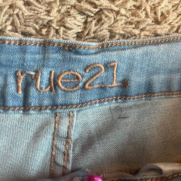 NWT! Rue 21 Light Wash Distressed High Rise Shortie Jean Short Size 20 - Picture 5 of 10